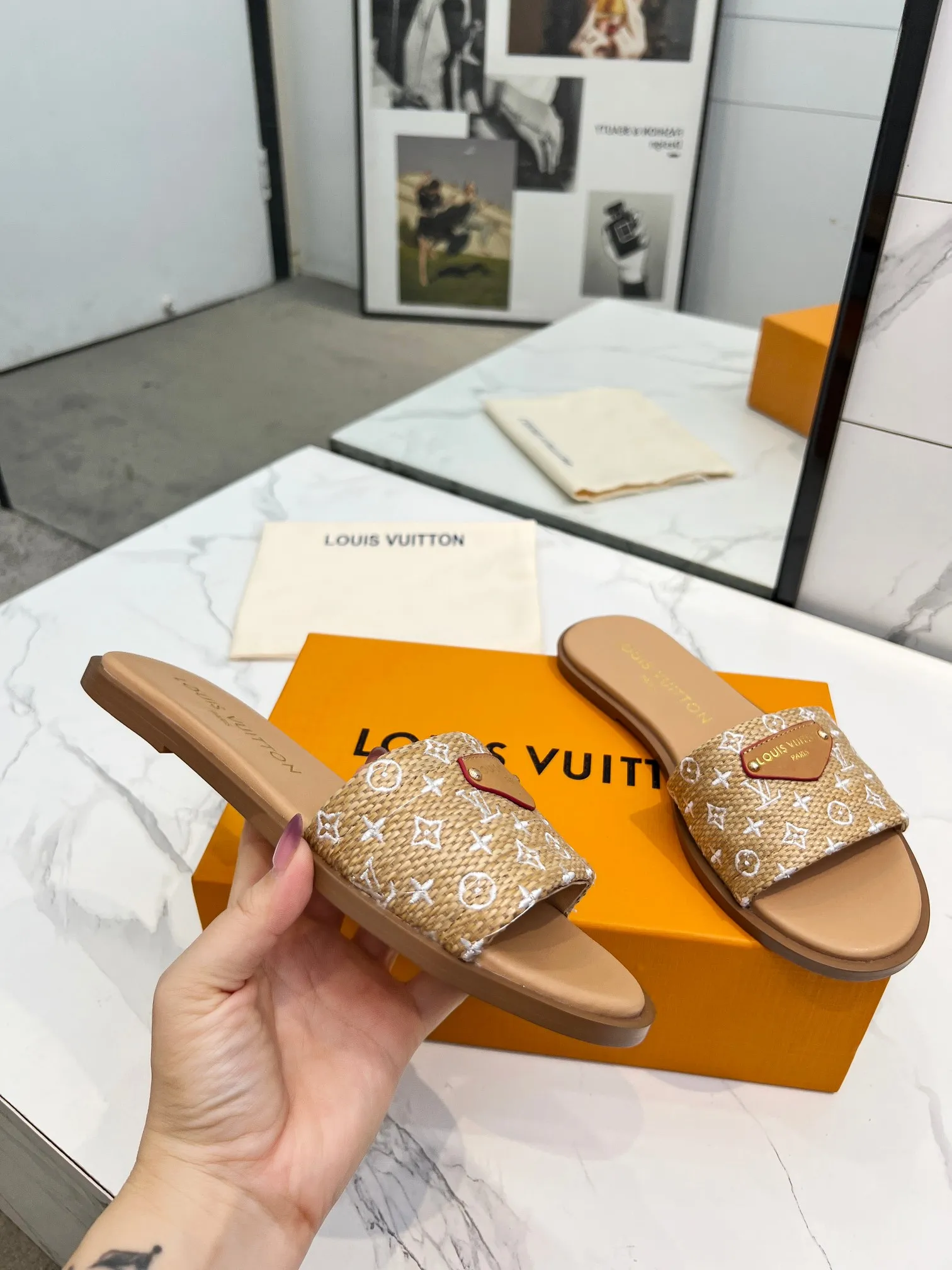 👟👟Ex-factory price 320👟👟 Genuine leather sole +40 Louis Vuitton, 1:1 advanced customization upper, fabric: customized LV special fabric, lining: sheepskin, original molding hardware, code number: 35-42, order with pictures, welcome to send pictures to place an order,